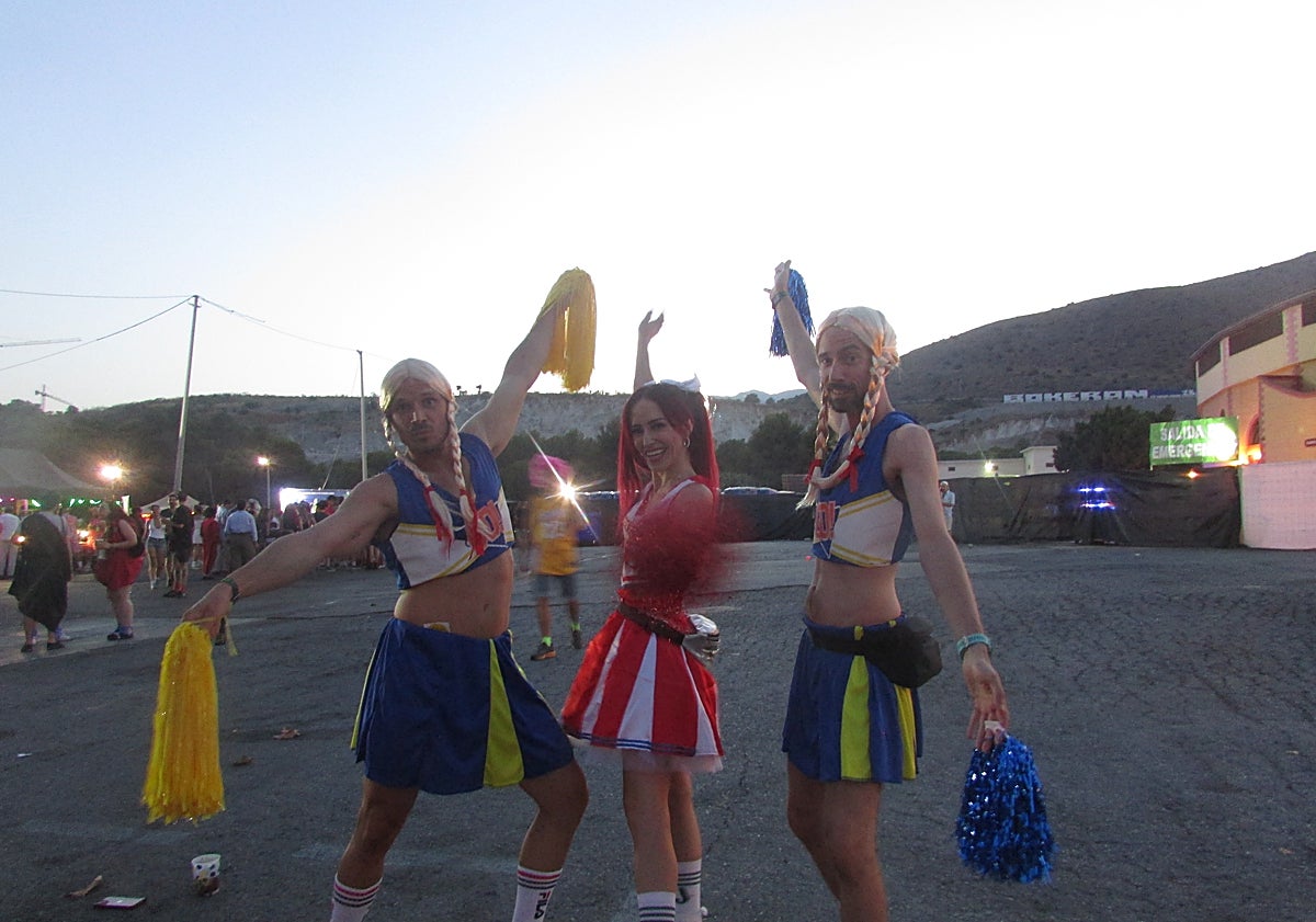 Imagen principal - Canela Party: noche de guitarrazos y máscaras en Torremolinos