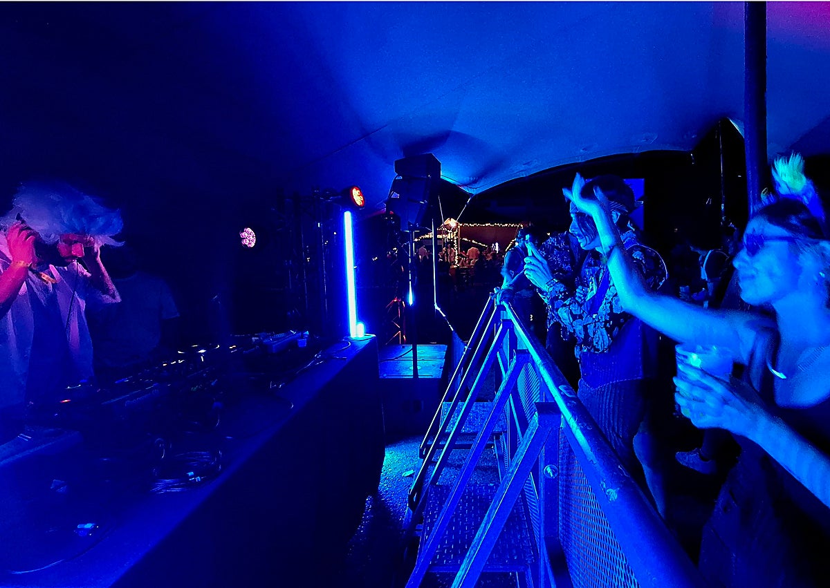 Imagen secundaria 1 - Canela Party: noche de guitarrazos y máscaras en Torremolinos