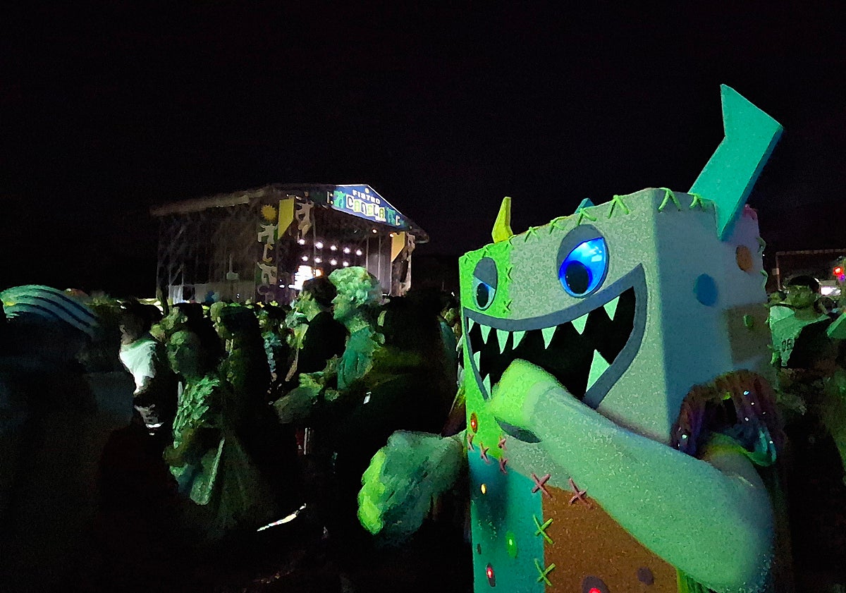 Imagen principal - Canela Party: noche de guitarrazos y máscaras en Torremolinos