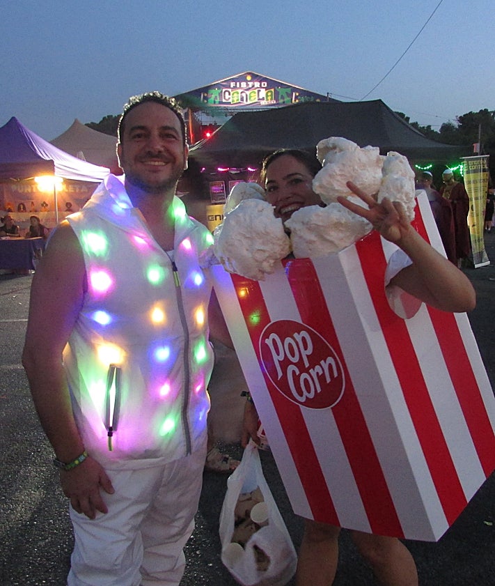 Imagen secundaria 2 - Canela Party: noche de guitarrazos y máscaras en Torremolinos