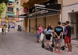 Vecinos en el lugar donde se ha registrado el apuñalamiento este domingo.