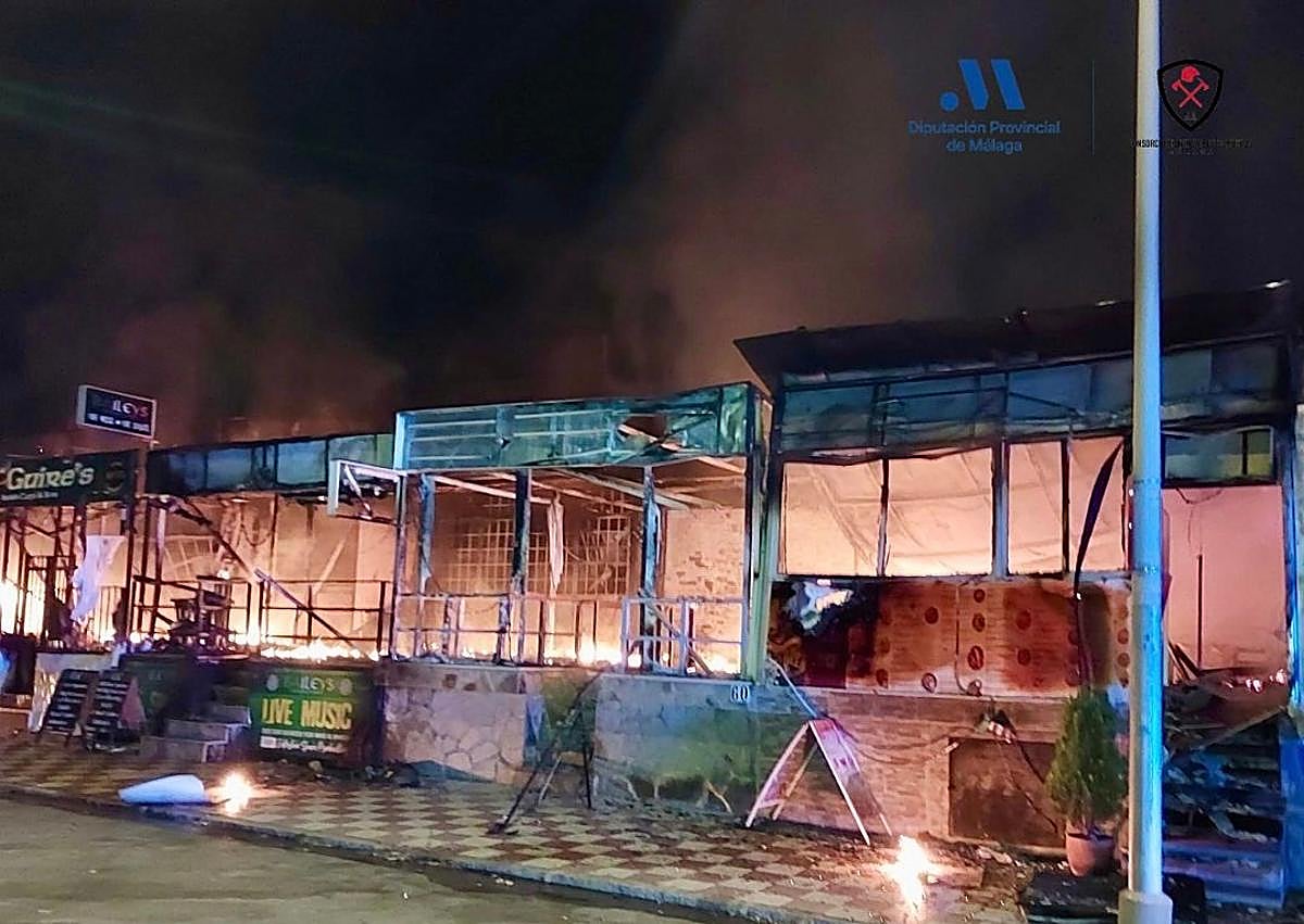 Imagen secundaria 1 - Sobresalto en Torremolinos: arden siete pubs y un supermercado de madrugada
