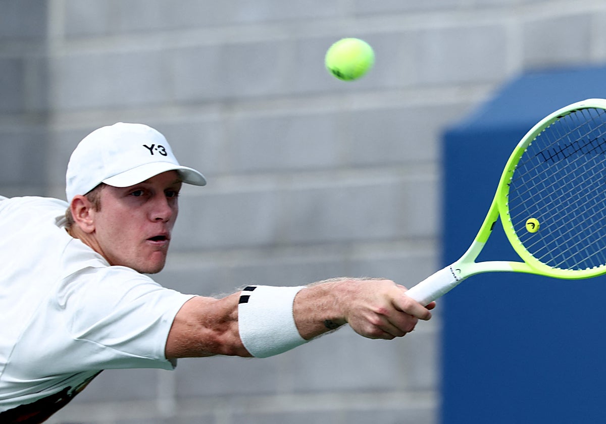 Alejandro Davidovich se estira para llegar de revés a una bola.