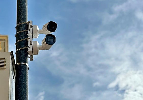Dos de las cámaras de videovigilancia que se han instalado en los principales puntos de la ciudad.