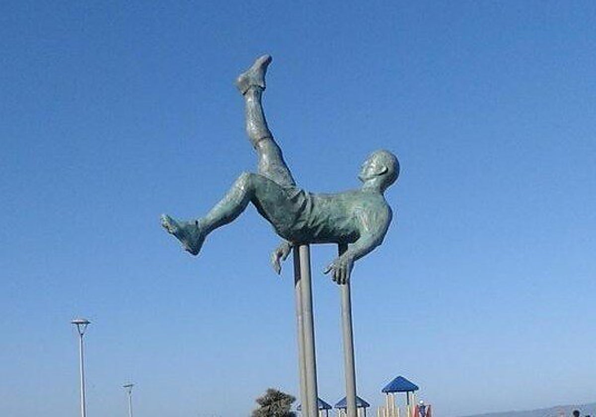 Estatua 'La chilena, obra de la artista María Angélica Echavarri, y que se ubica en Talcahuano (Chile), cerca del Estadio Ramón Unzaga.