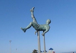 Estatua 'La chilena, obra de la artista María Angélica Echavarri, y que se ubica en Talcahuano (Chile), cerca del Estadio Ramón Unzaga.