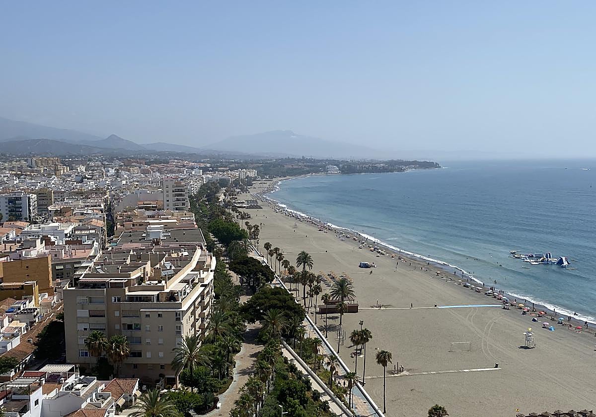Vista aérea de la antigua N-340 a su paso por Estepona, ahora peatonalizada.
