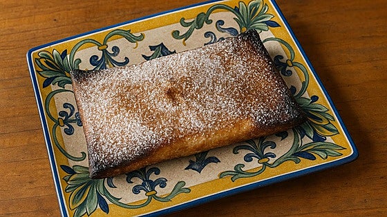 Espetos con pastela de pollo, la curiosa mezcla que puedes comer en Benajarafe