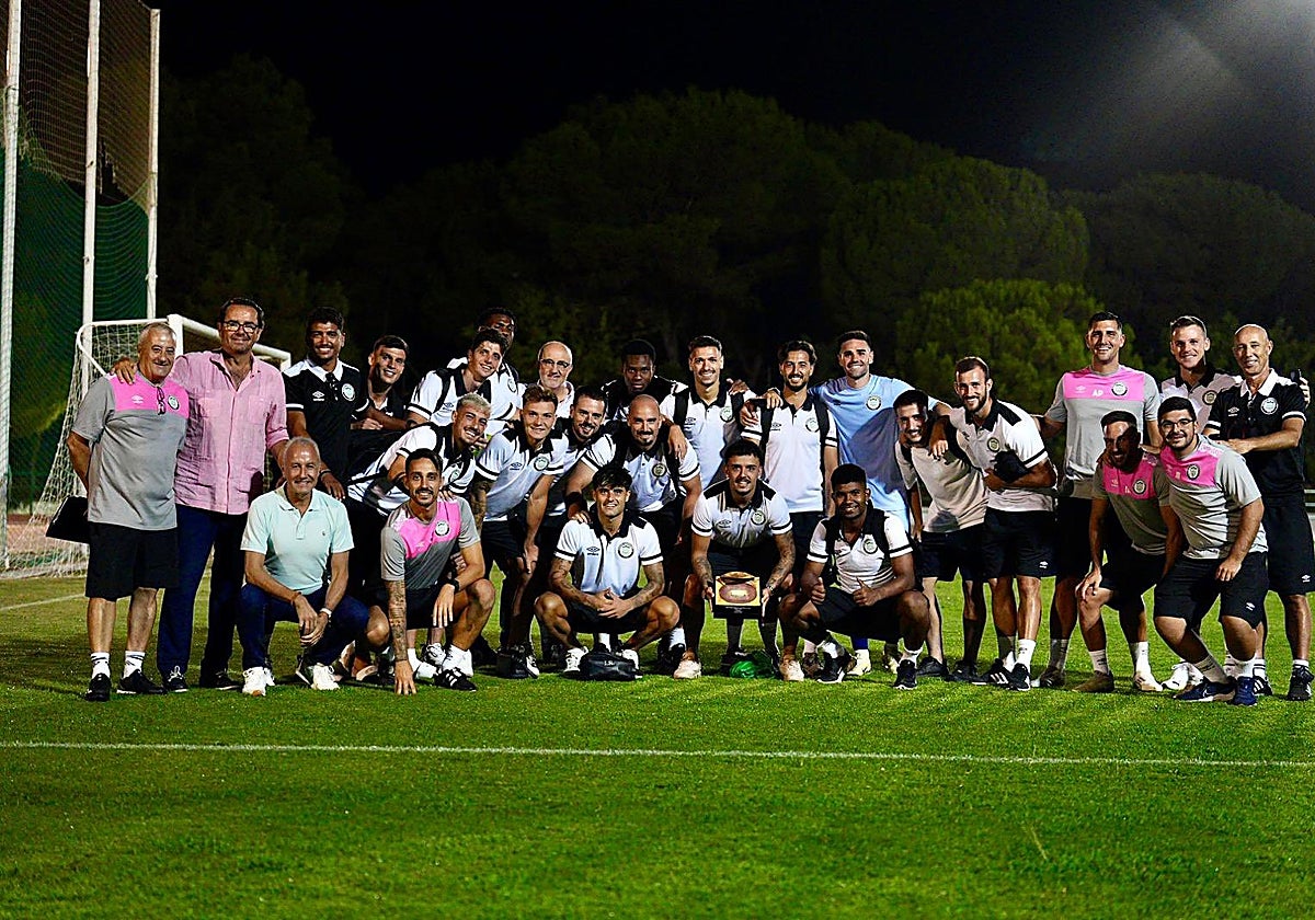 El Torremolinos celebra el triunfo en el torneo triangular de pretemporada en Coín.