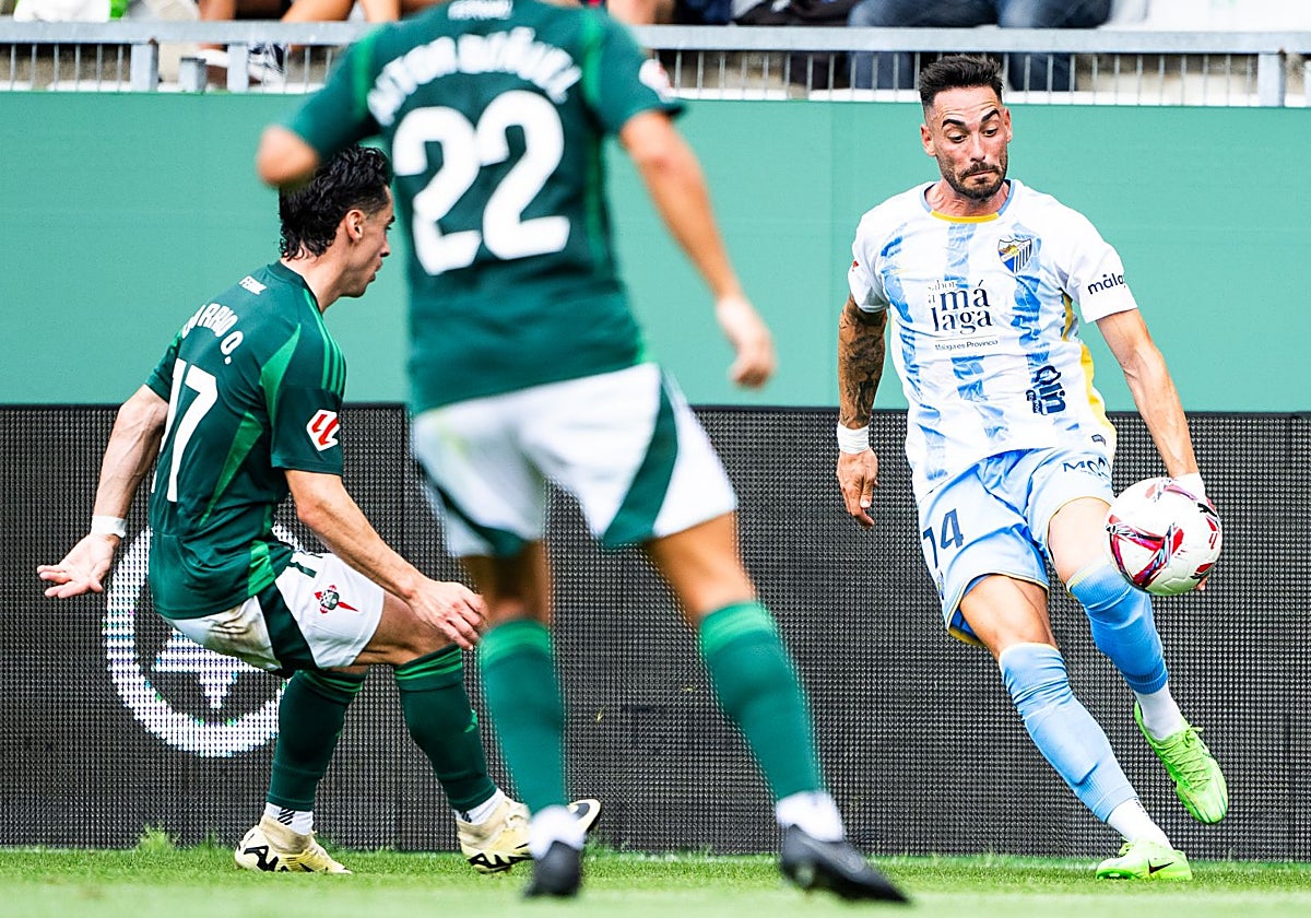 Dorrio presiona a Víctor García durante el Ferrol-Málaga de la pasada temporada.