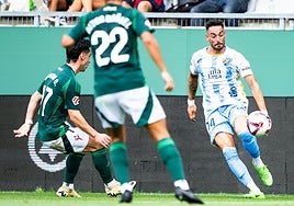 Dorrio presiona a Víctor García durante el Ferrol-Málaga de la pasada temporada.