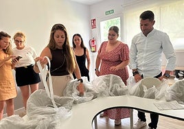 Visita del alcalde de Casares a la nueva escuela infantil de Casares Costa, junto a la concejala de Educación y equipo docente.