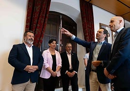El presidente de la Junta de Andalucía, Juanma Moreno, durante su visita institucional a Archidona junto al alcalde.