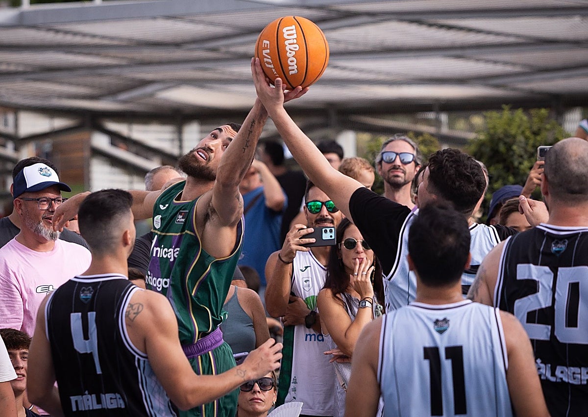 Imagen secundaria 1 - Chris Duarte conquista el corazón de la &#039;Marea Verde&#039; en su llegada a Málaga