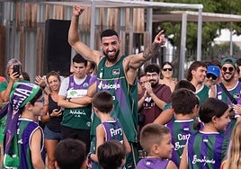 Chris Duarte conquista el corazón de la 'Marea Verde' en su llegada a Málaga