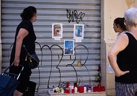 Altar en honor a Ángel en la puerta de la tienda de su padre.
