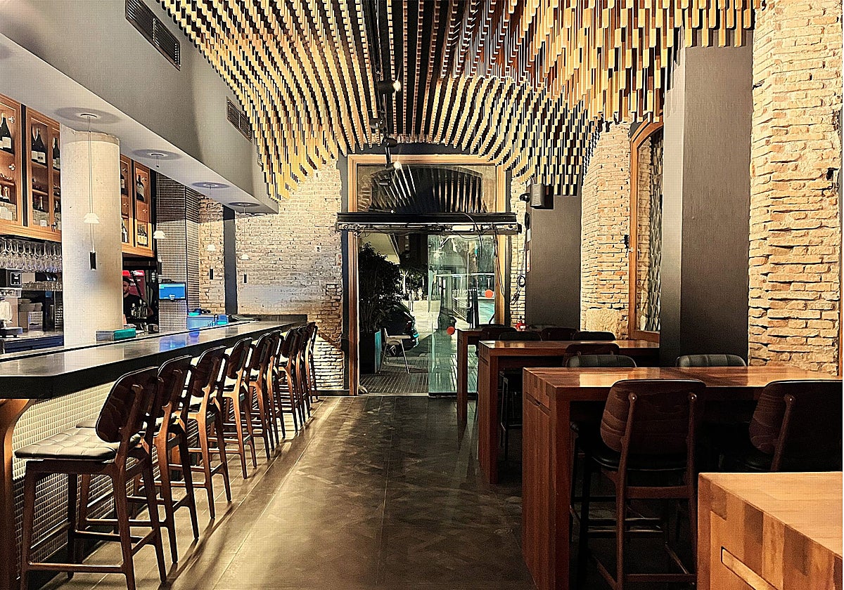 La distribución se mantiene a la entrada, con más capacidad en barra.