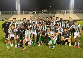 La plantilla del Antequera tras vencer en el Trofeo Ciudad del Torcal.