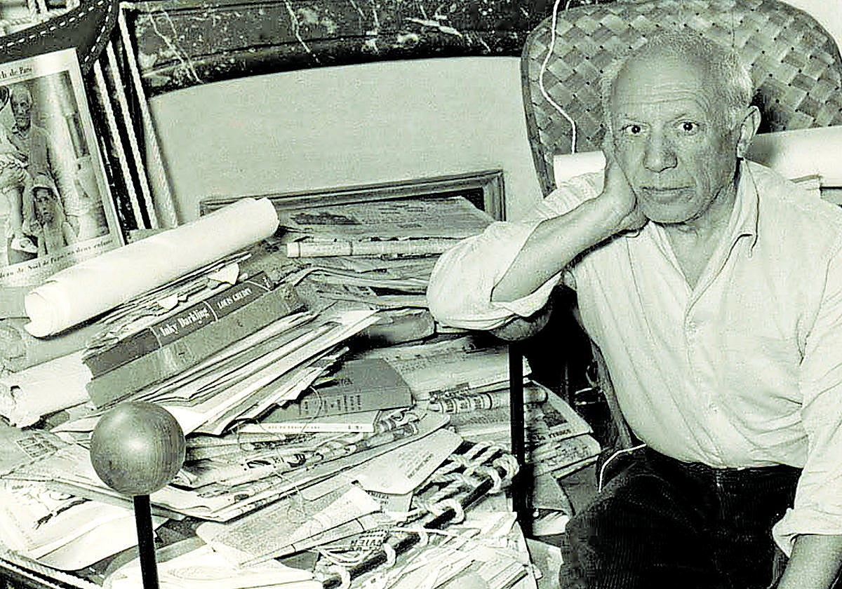 Pablo Ruiz Picasso posa en su residencia francesa.