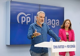 Elías Bendodo y Patricia Navarro, en la sede del PP de Málaga.