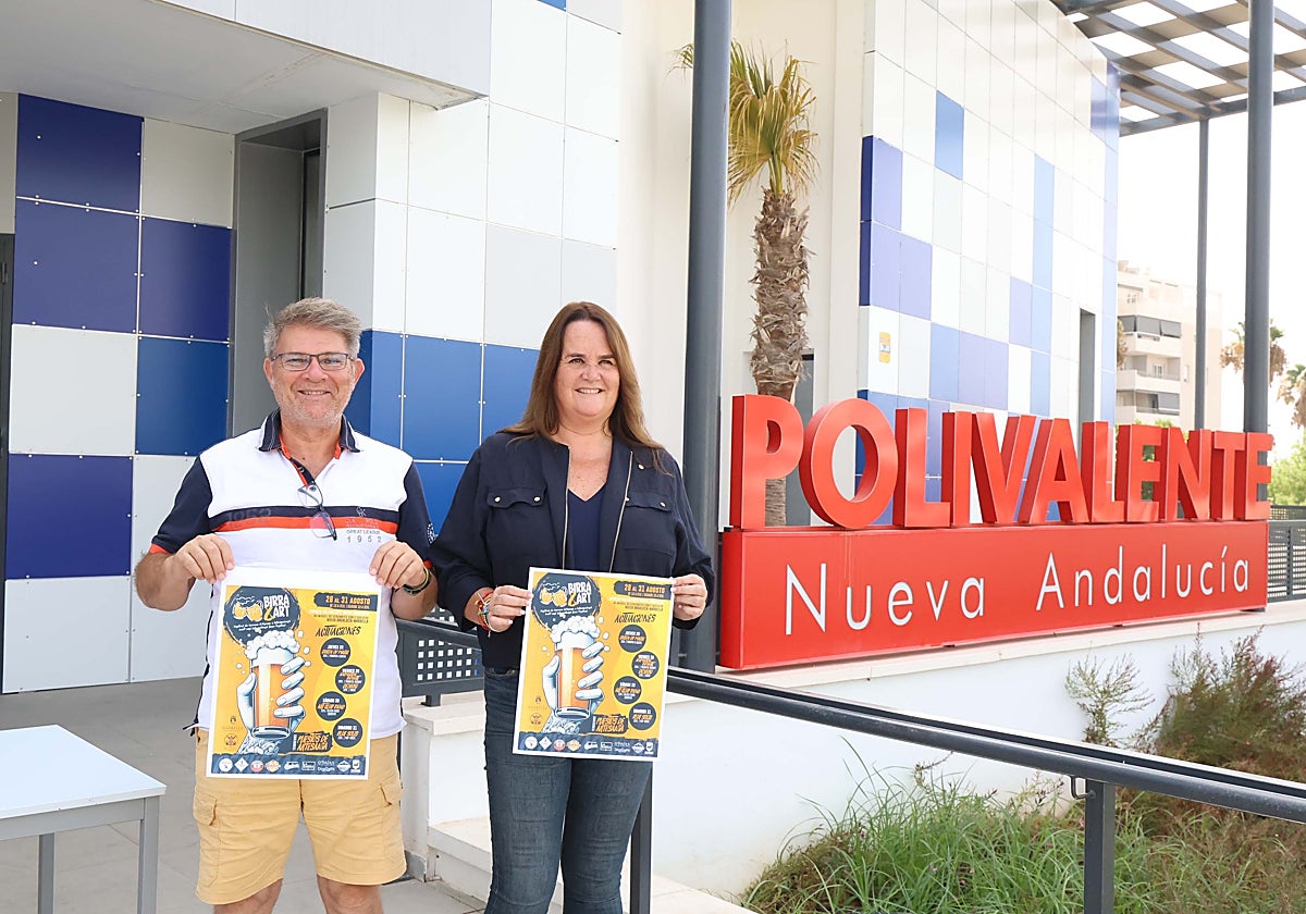 La concejala del distrito, Vanessa Ortiz de Zárate, y el organizador del festival, José Miguel Macías, posan con el cartel del evento en el Espacio Polivalente de Nueva Andalucía.