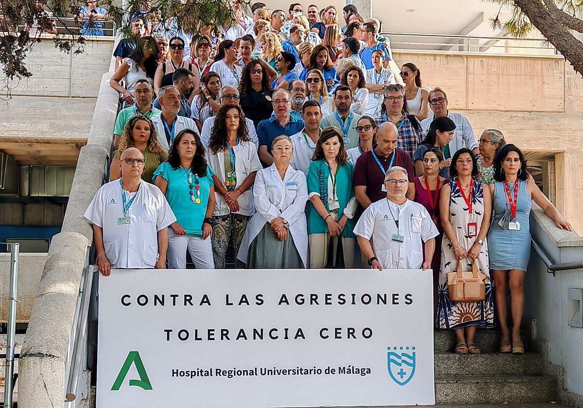 Imagen de la concentración celebrada esta mañana por la primera de las dos agresiones verbales a enfermeras del Materno acaecidas los días 24 y 25 de agosto.