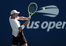 Un revés a dos manos alto de Davidovich, en el duelo de este miércoles.