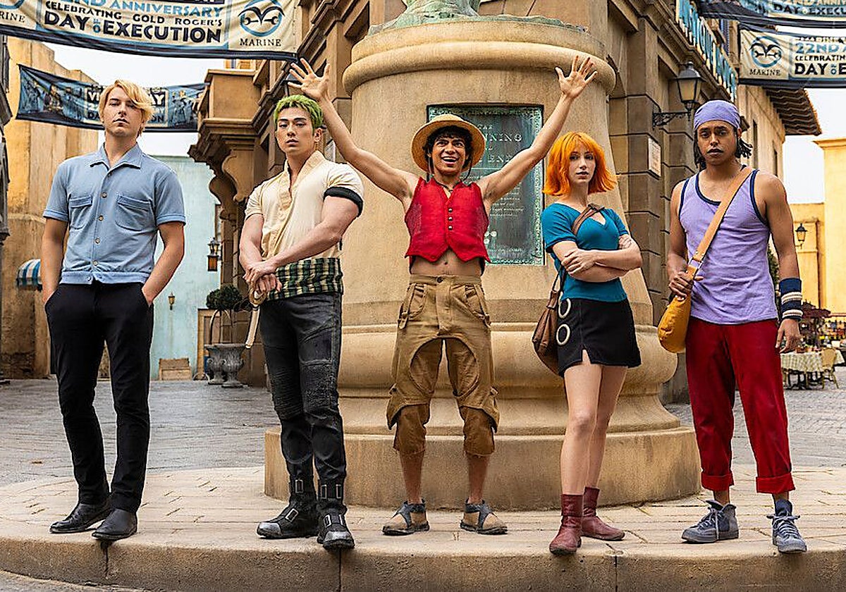 Taz Skyler (primero por la izquierda), junto a Mackenyu, Iñaki Godoy, Emily Rudd y Jacob Romero, en el rodaje de la segunda temporada de 'One Piece'.