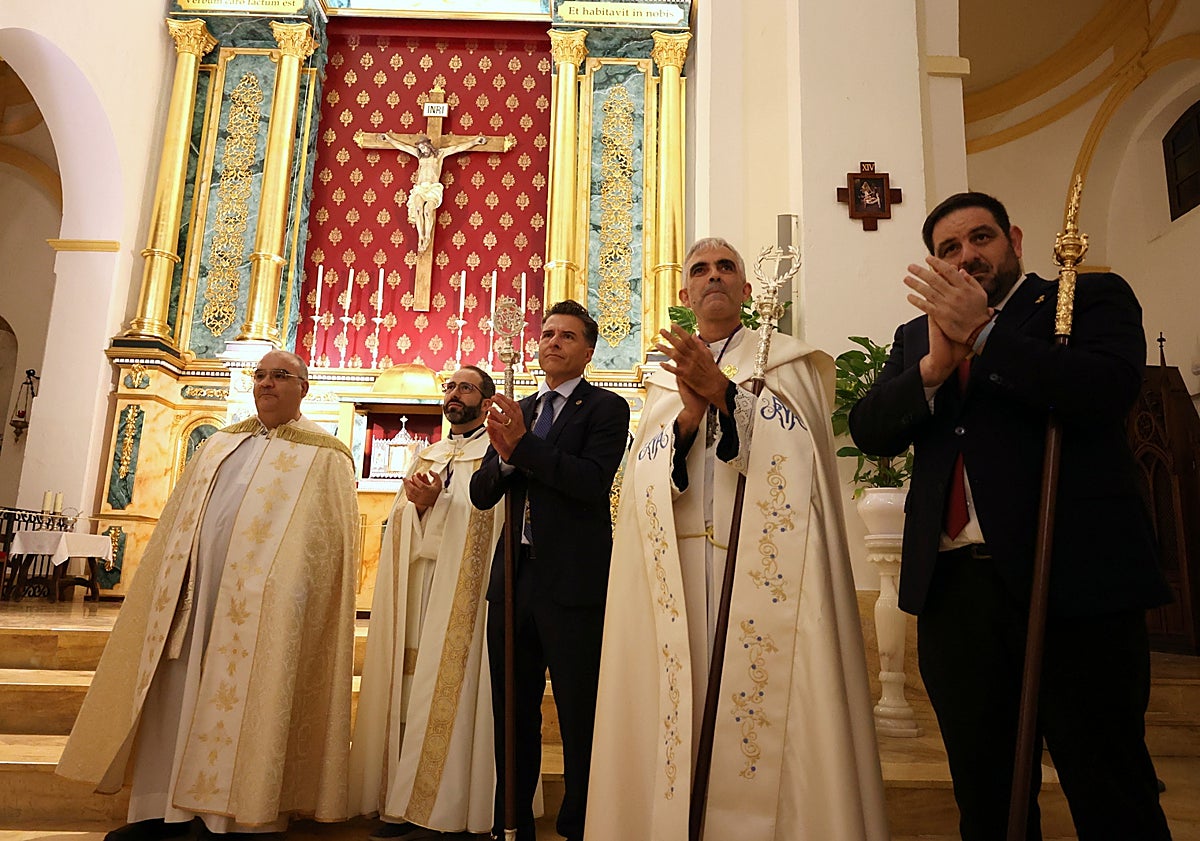 Imagen principal - Arriba, acto de inauguración del nuevo retablo, debajo a la izquierda, antigua imagen del templo, y a la derecha, el retablo.