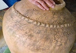 Imagen de la tinaja que ha sido donada al Ayuntamiento de Frigiliana.