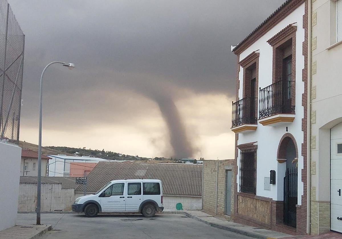 Imagen principal - Imágenes de los tornados registrados el 26 de agosto de 2019.