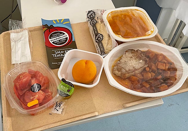 Bandeja del Hospital Regional Universitario de Málaga con el menú especial que incluyó tomate Huevo Toro del Valle del Guadalhorce.