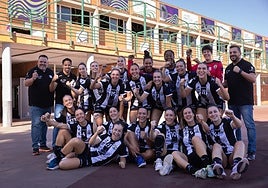 La plantilla, posando este jueves para SUR en su feudo, el Pérez Canca.