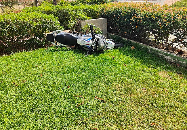 Imagen de la motocicleta implicada en la persecución de Torrox-Costa tras el accidente.