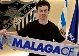 Dorrio, este jueves con la bufanda del Málaga tras firmar su contrato.