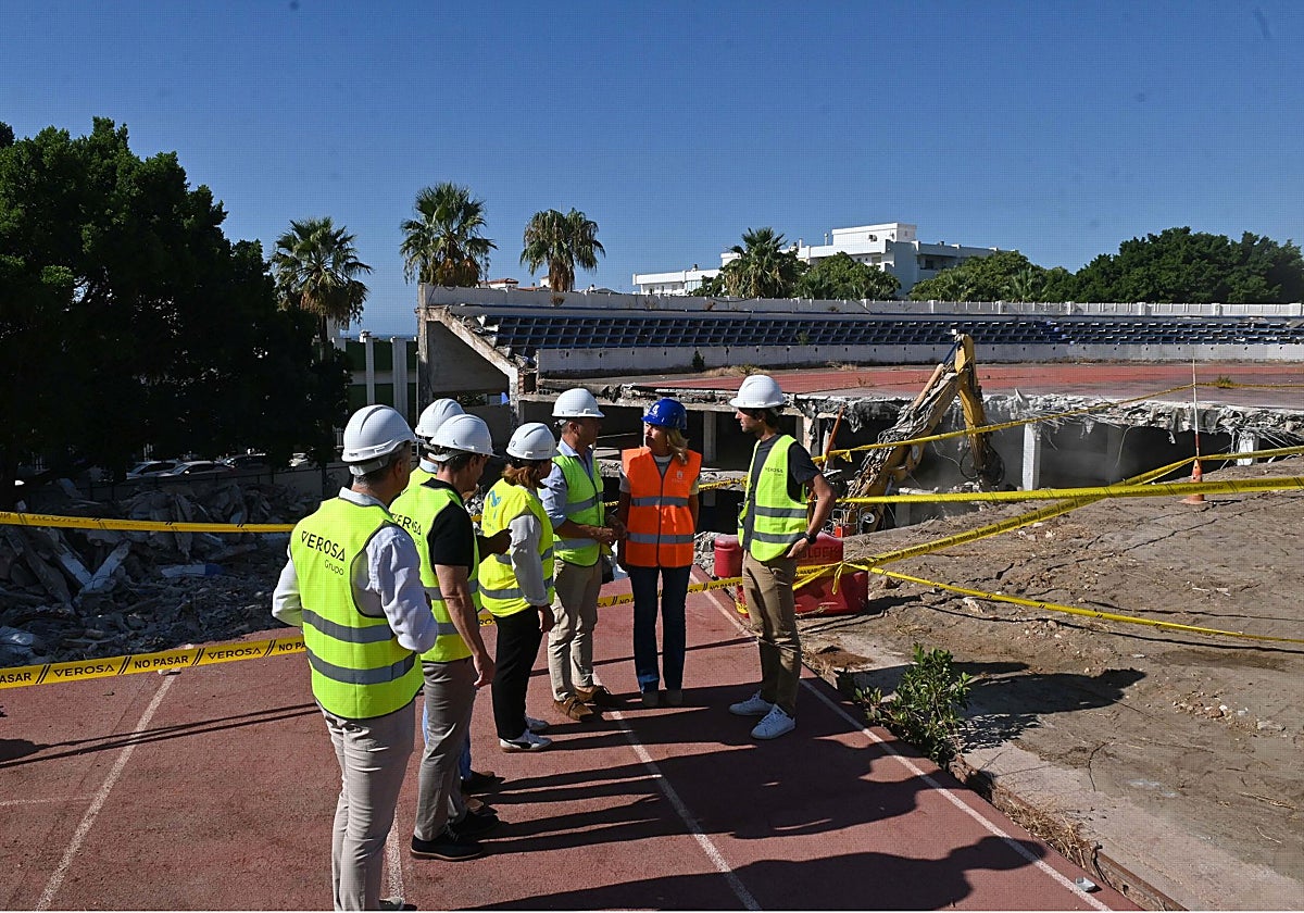 Muñoz ha visitado los trabajos junto a los ediles de Obras y Deportes y el representante de la Fundación Marbella FC.