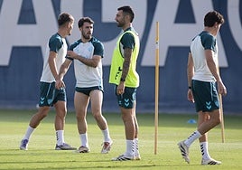 Álex Pastor, en el centro, minutos antes de caer lesionado en el entrenamiento del miércoles.