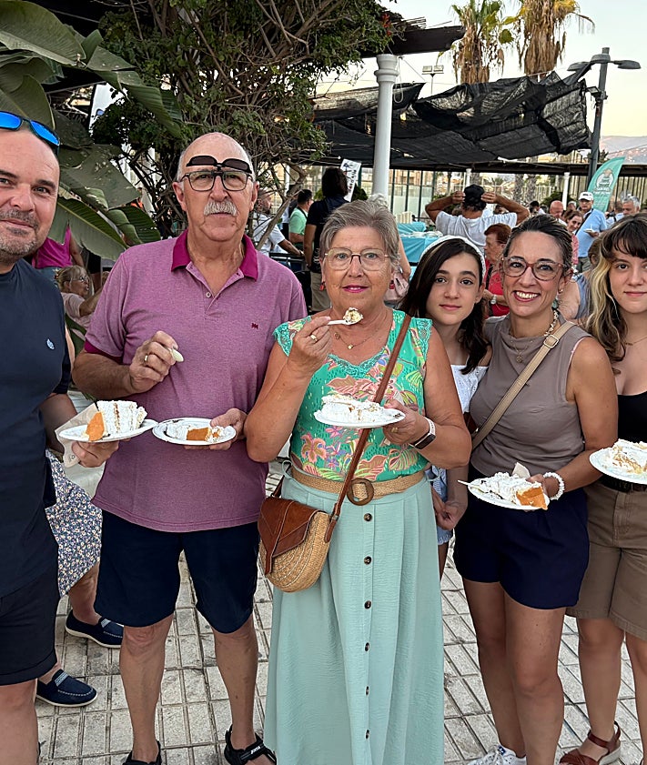 Imagen secundaria 2 - Tres imágenes del reparto de la tarta gigante y la degustación, este jueves en Torre del Mar.