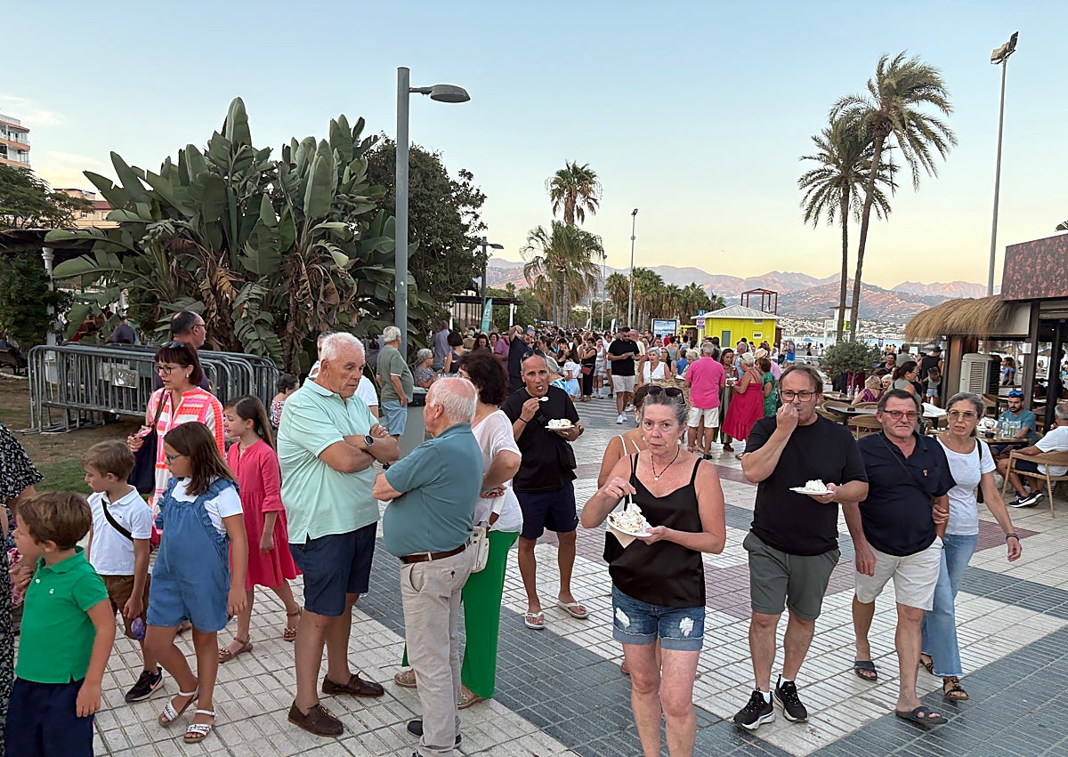 Imagen secundaria 1 - Tres imágenes del reparto de la tarta gigante y la degustación, este jueves en Torre del Mar.