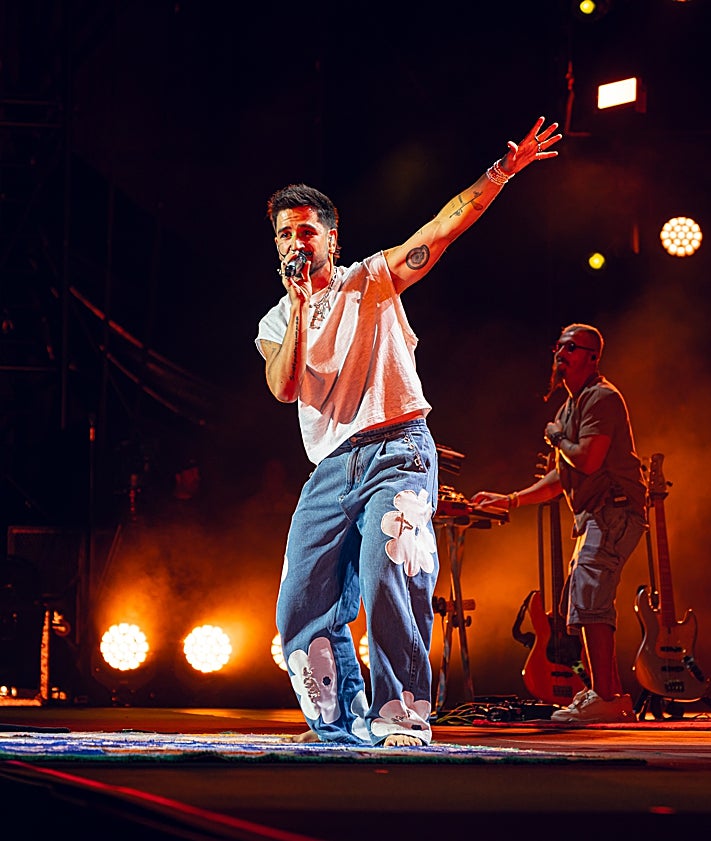 Imagen secundaria 2 - Más imágenes del concierto que ofreció Camilo este jueves. 