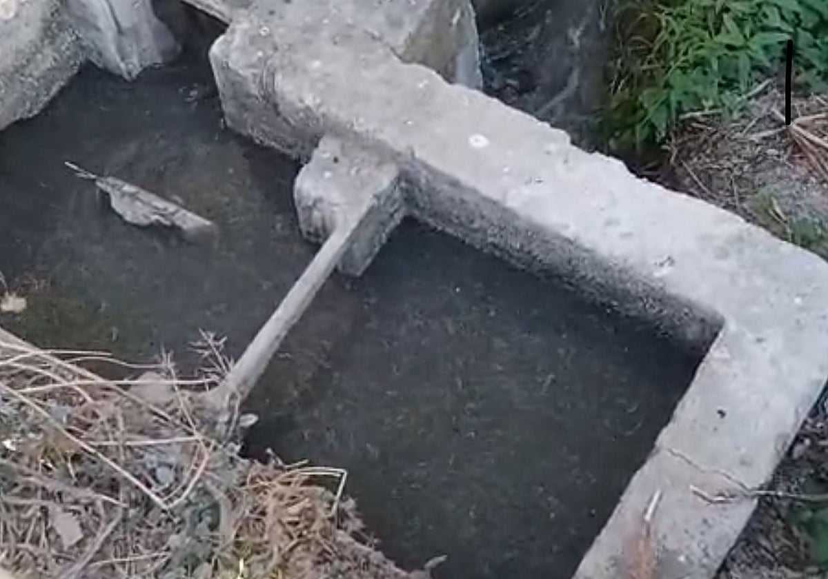 Una de las arquetas de la tubería de riego.