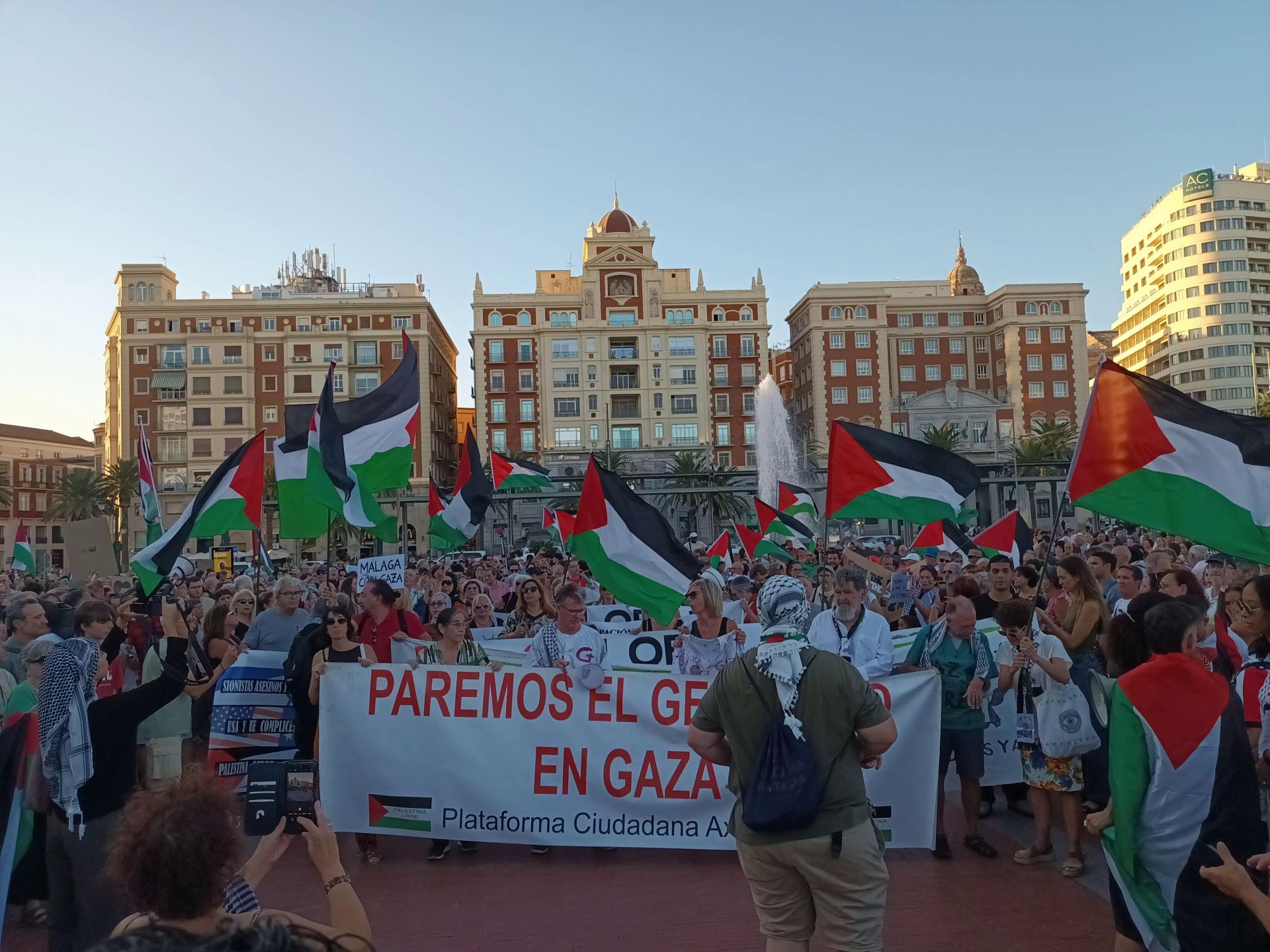 Imagen principal - Miles de personas se manifiestan en Málaga por Gaza: «No podemos mirar hacia otro lado»