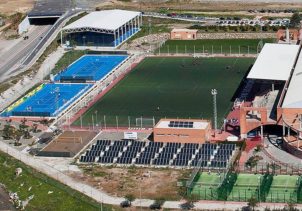 Vista de los paneles solares actualmente instalados en el complejo deportivo de la UMA.