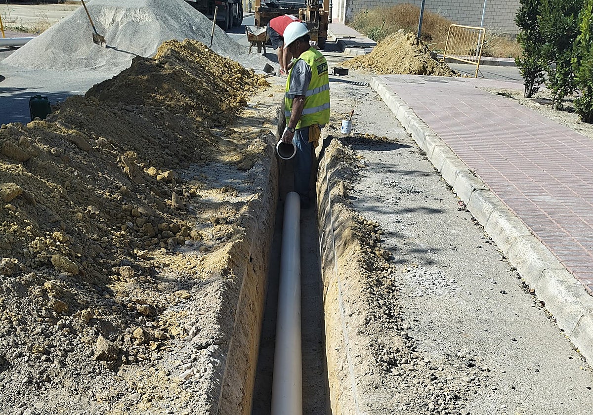 Trabajos de conexión del pozo de la calle Clara Campoamor a la red de abastecimiento de Humilladero.