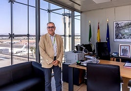 Pedro Bendala, junto a la pared de cristal de su despacho desde la que se contempla el ir y venir de aviones.
