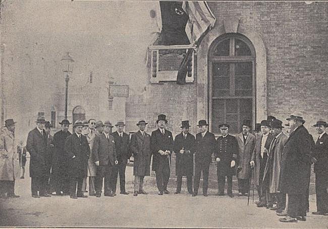 Descubrimiento de la lápida con el nombre de la calle Héroe Sostoa.