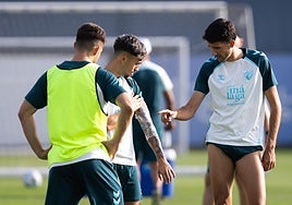 Larrubia muestra a Juanpe un tatuaje en un entrenamiento de esta semana en el Anexo de La Rosaleda.