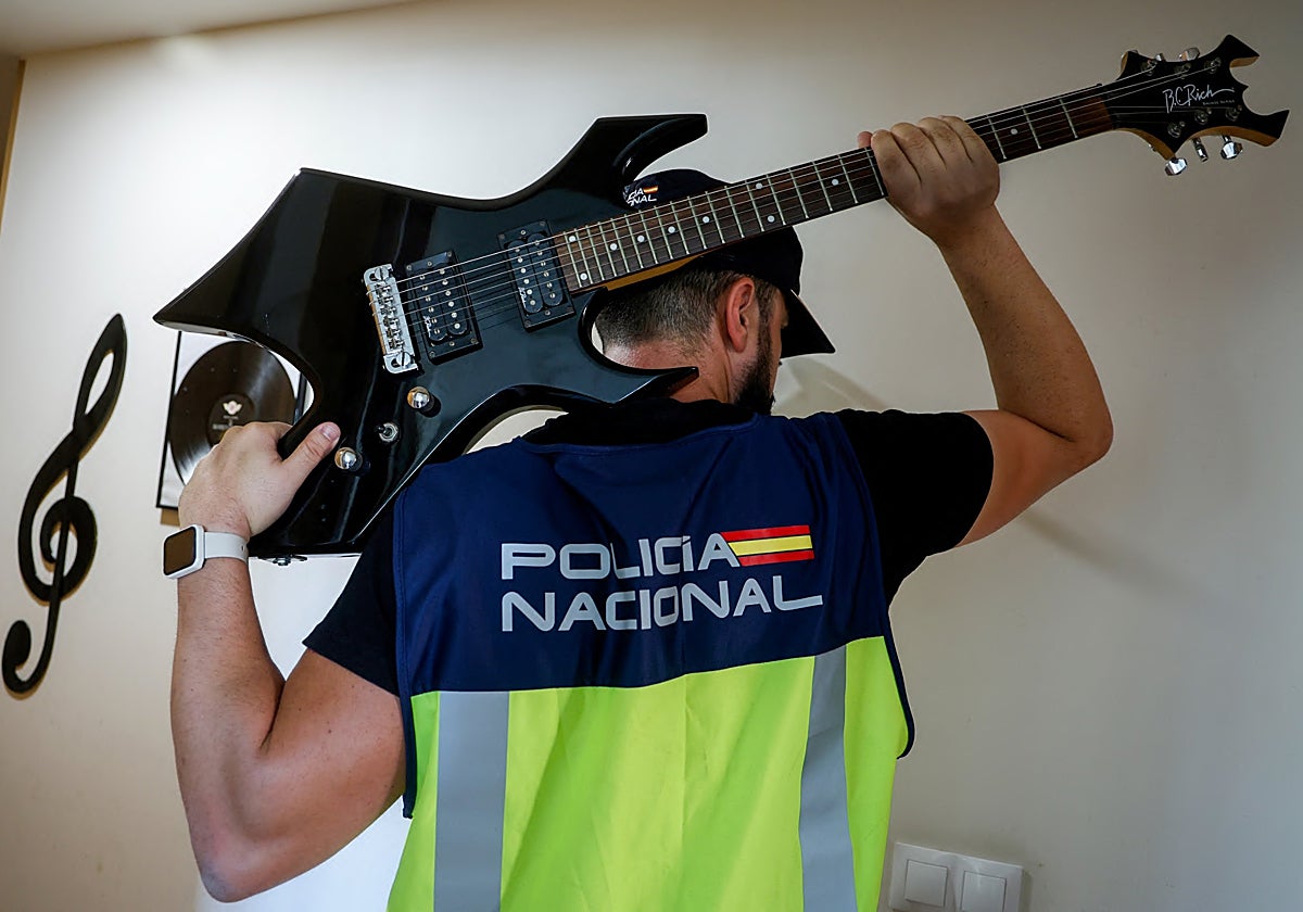 Carlos, el policía metalero:«El que me conoce en lo personal y luego se entera de mi trabajo, al principio, le choca»