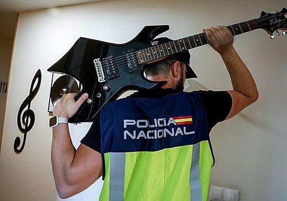 Carlos, el policía metalero:«El que me conoce en lo personal y luego se entera de mi trabajo, al principio, le choca»