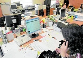 Funcionarios en oficinas de la Junta en tareas de gestión y tramitación de expedientes.